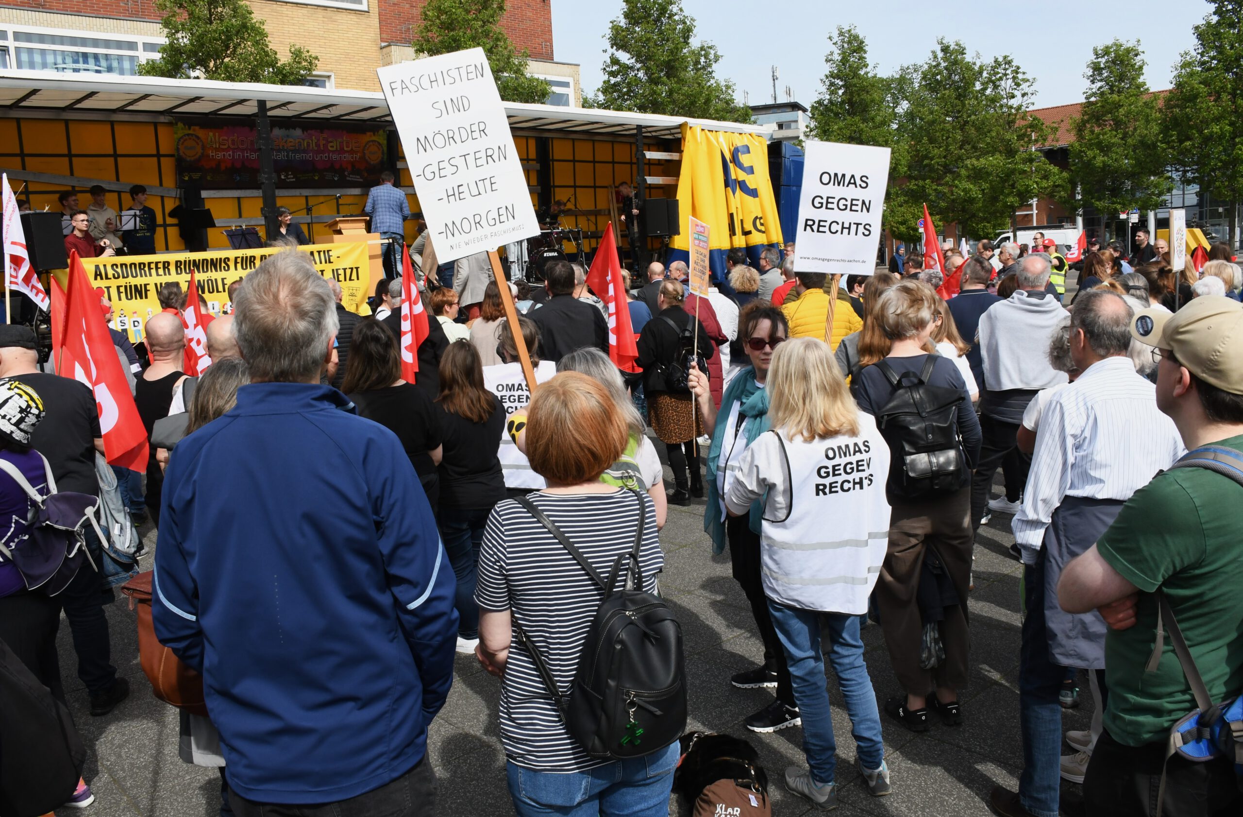R. Heuser, OGR demonstrieren in Alsdorf